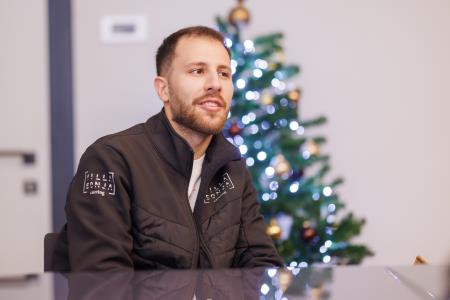 Predaja dobrodelne lesene jelke. Foto: Jaka Ivančič. 